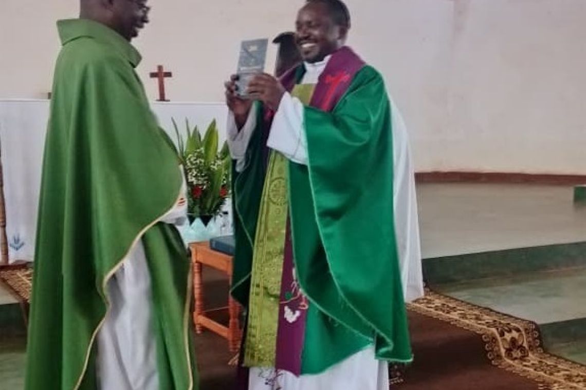 BIKINGA : L’ABBE EMMANUEL HAKIZIMANA INSTALLE COMME NOUVEAU CURE